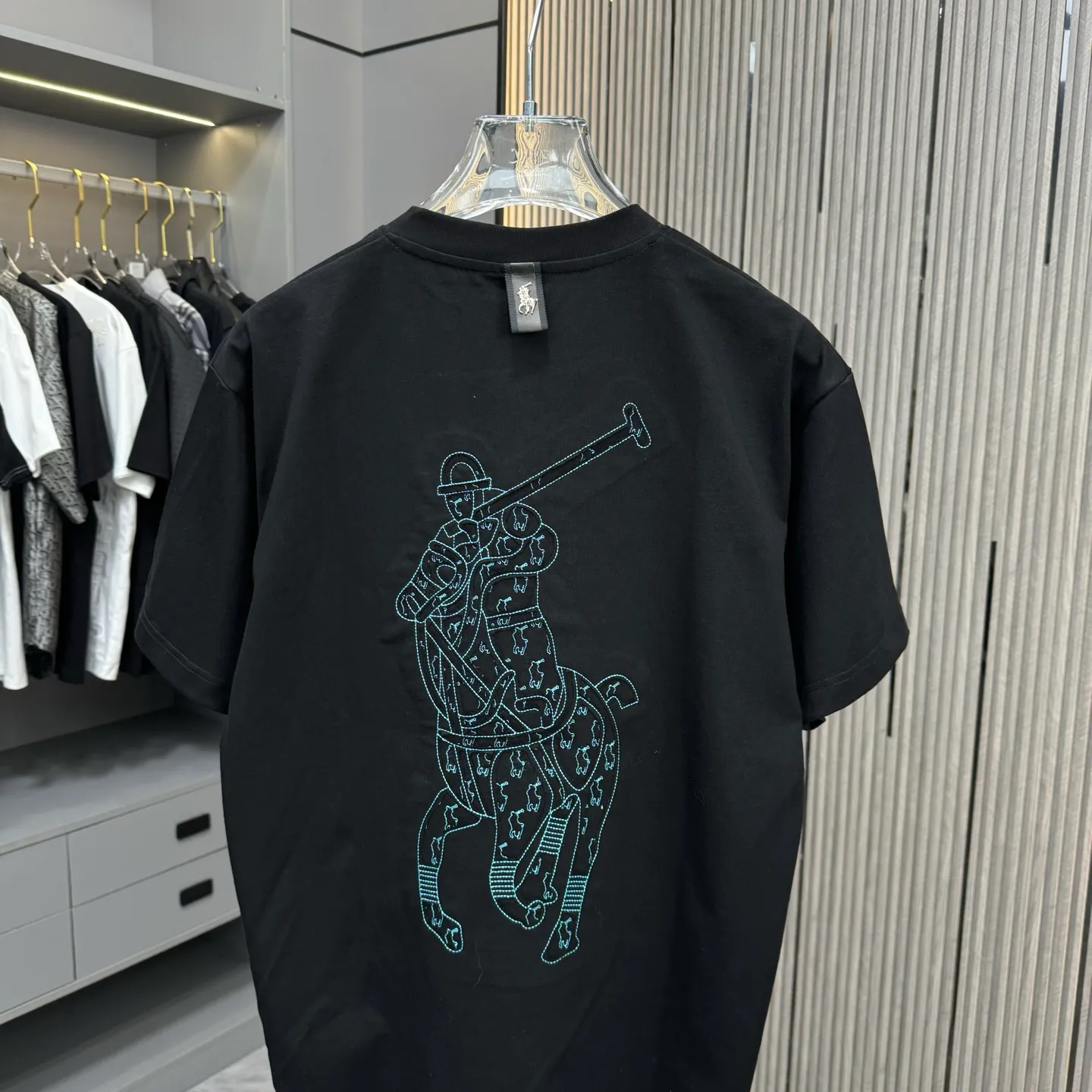 P190 POlO Ralph Lauren 25FW new spring and summer round neck T-shirt. It is made of heavy 320G double yarn combed cotton material. The upper body has a strong three-dimensional effect. It is embroidered with ten thousand needles embroidery patch ➕ ten thousand needles 🪡 embroidery process inkjet effect. ⚠️Washing method: The fabric is only dry-cleaned or wrapped in a laundry bag. Quick machine wash in cold water on the reverse side, let dry and then iron at medium temperature! Avoid vigorously wringing and machine washing from the front!  Size: S M L XL XXL Color: Black, White